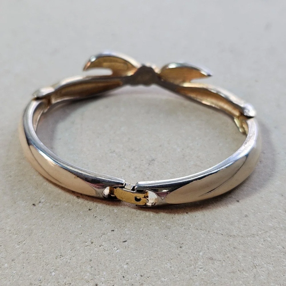 Monet Vintage Gold Tone Bow Hinged Bangle Bracelet‎ Costume Jewelry